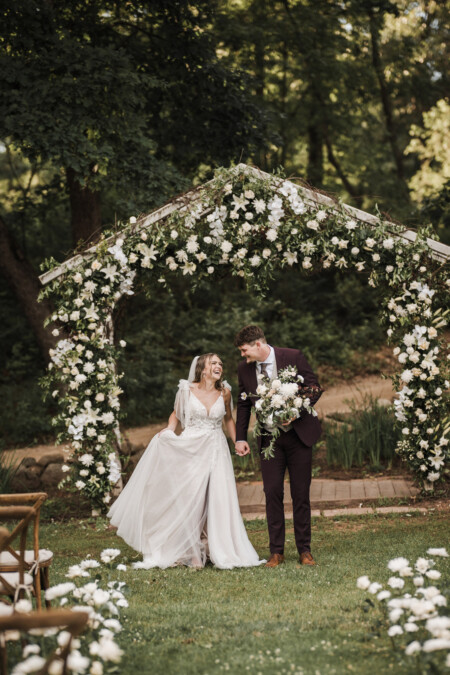 couple getting married under arbor at Caribou Bay wisconsin